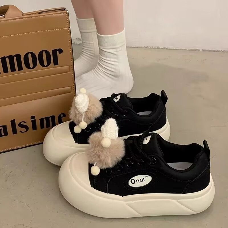 Damen Sneakers mit modischen Pompon-Applikationen und bequemer Sohle EB