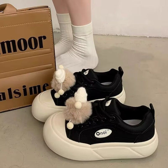 Damen Sneakers mit modischen Pompon-Applikationen und bequemer Sohle EB