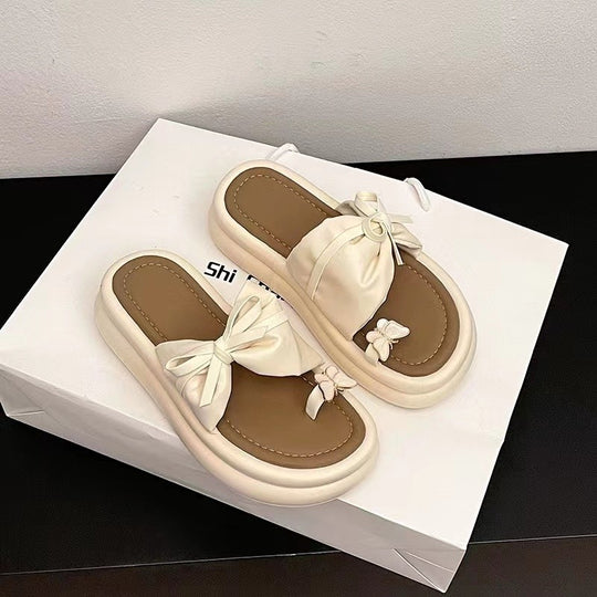 Damen elegante Sandalen mit modernen Schleifenakzenten und zarten Schmetterlingsanhängern EB