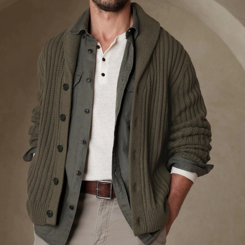 Herren Strickjacke mit modernen Zopfmuster und klassischem Umlegekragen EB