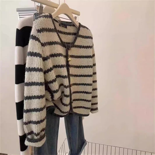 Damen Strickjacke im Boho-Stil mit Knopfleiste und breiten Ärmel EB