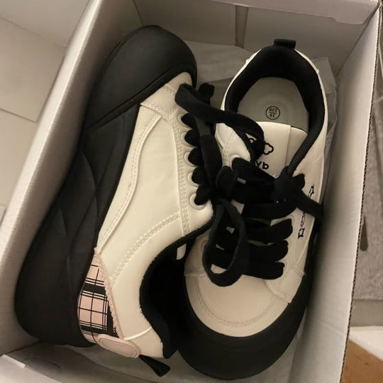 Damen Hochfront Sneaker mit trendigem Plateau und Sternen-Applikationen EB