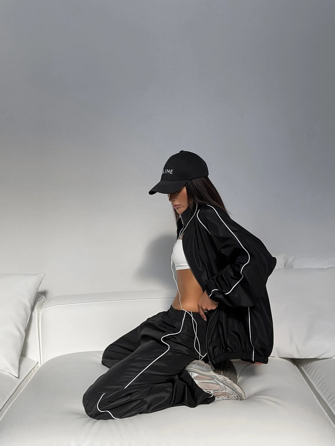 Damen sportives zweiteiliges Trainingsset mit Bomberjacke und weitem Jogginghose aus technischem Funktionsmaterial Eichborn Berlin