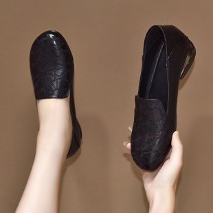 Damen nan elegante gepolsterte Lederloafer mit floral geprägter Oberfläche und mittelhohem Blockabsatz EB