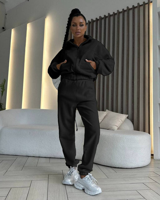 Damen kurzes Reißverschluss-Hoodie mit elastischem Bund und schmal zulaufender High-Waist-Jogginghose aus schwerem French-Terry Eichborn Berlin