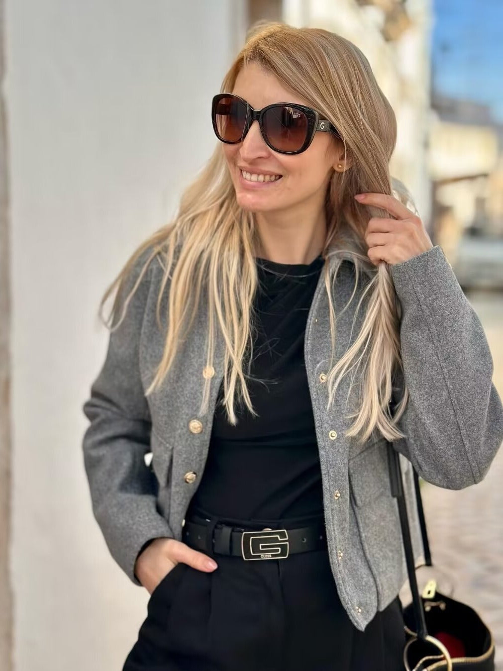 Damen modische Kurzjacke mit praktischen Taschen und goldenen Knöpfen EB