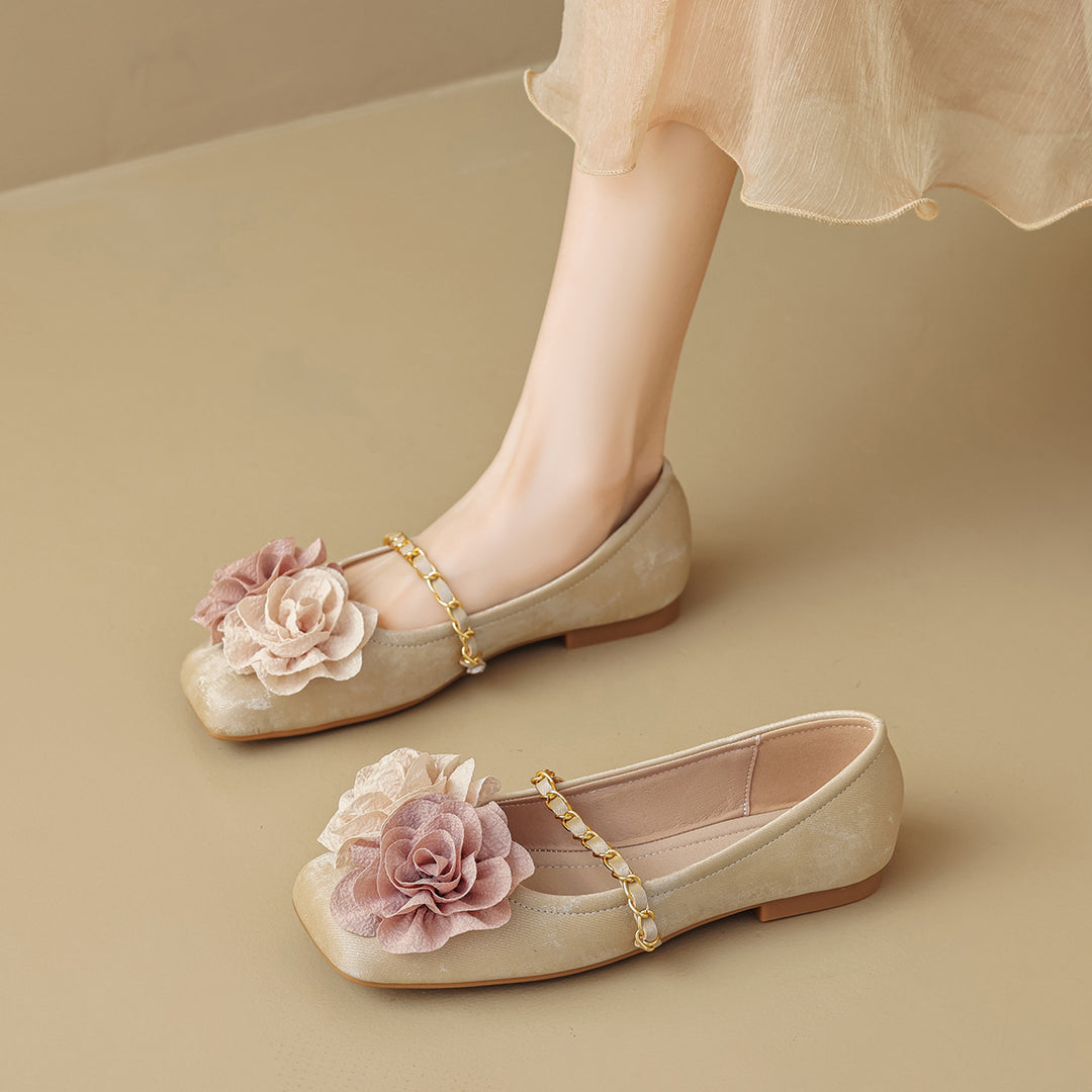 Damen Ballerinas mit dekorativem Blumenakzent und goldener Kette EB