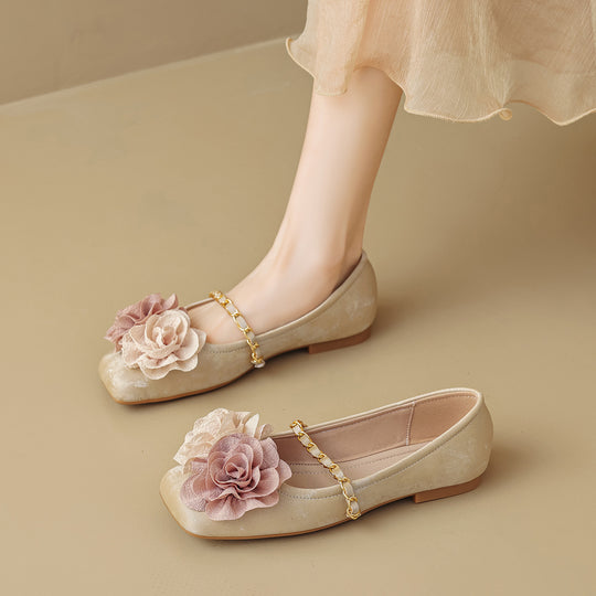 Damen Ballerinas mit dekorativem Blumenakzent und goldener Kette EB