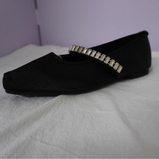 Damen Ballerina-Schuhe mit glanzvollem Obermaterial und bezauberndem Riemen EB
