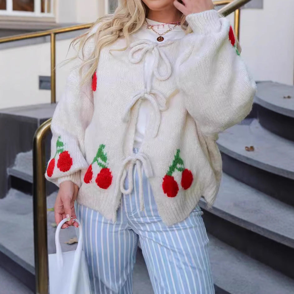 Damen Strickjacke mit verspieltem Kirschmotiv und Taillierung EB