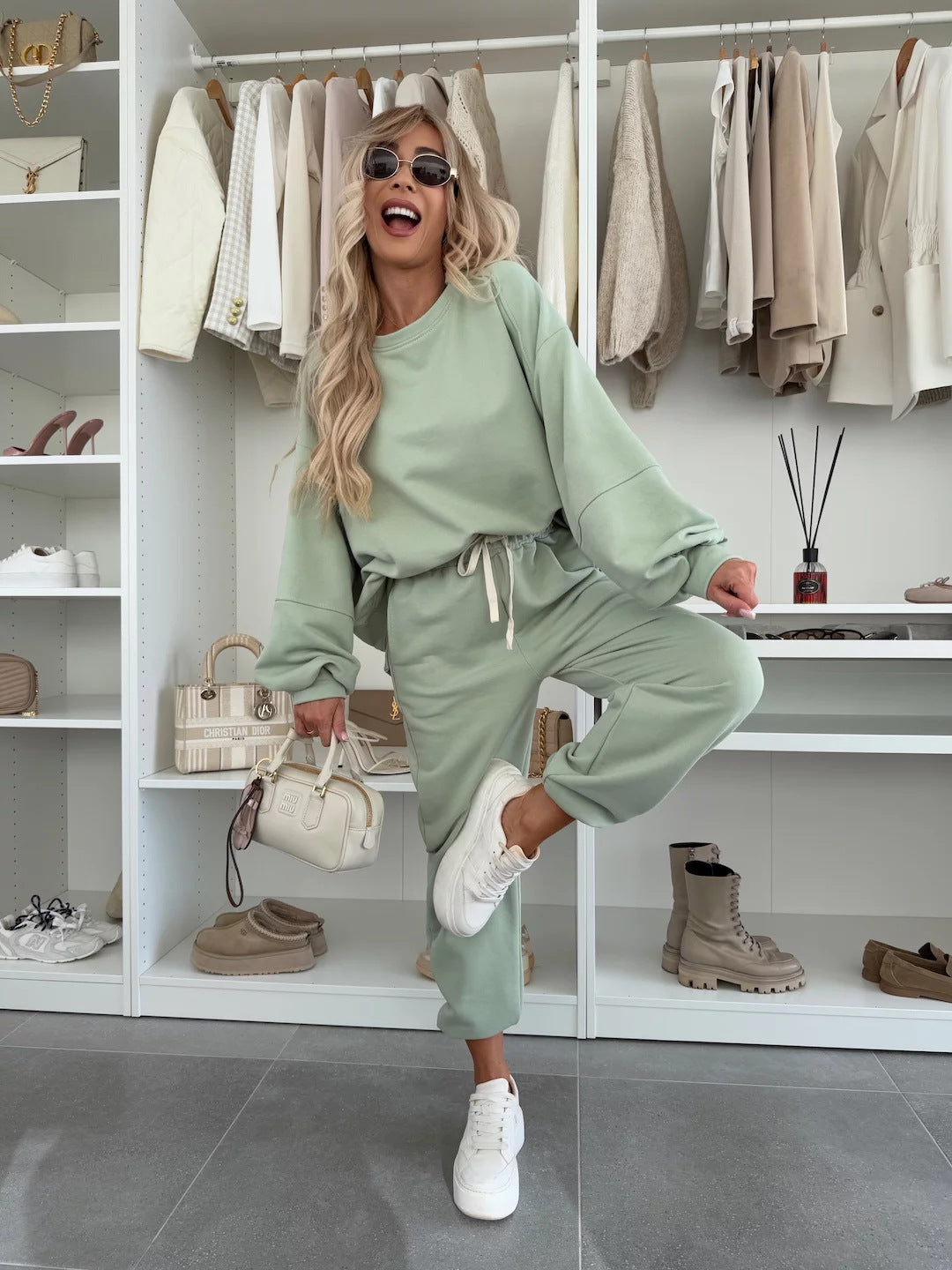 Damen Oversized Loungewear-Set aus weich angerautem Sweat mit Kordelzug-Jogginghose und relaxed Pullover EB