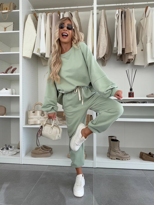 Damen Oversized Loungewear-Set aus weich angerautem Sweat mit Kordelzug-Jogginghose und relaxed Pullover EB