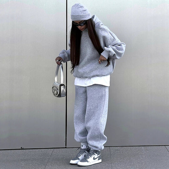 Damen urbanes Oversize-Lounge-Set mit Kapuzenpullover, locker geschnittener High-Waist-Jogginghose und passender Mütze Eichborn Berlin