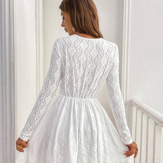 Damen Spitzenkleid mit raffiniertem V-Ausschnitt und eleganten langen Ärmeln EB