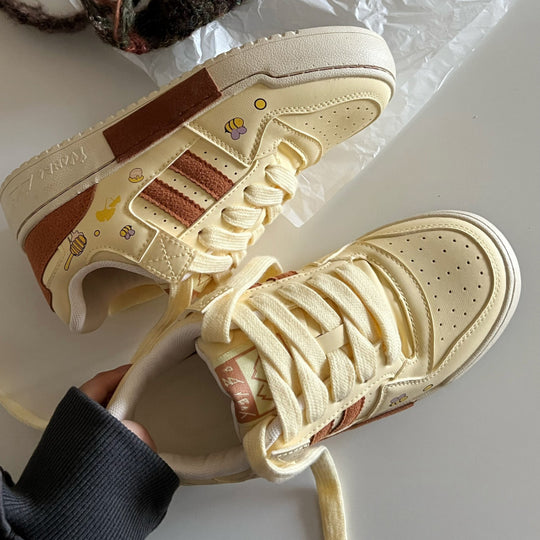 Damen trendige Sneakers mit lustigen Motiv-Details EB