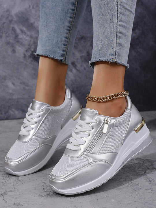 Damen  stylische Plateausneaker mit seitlichem Reißverschluss gepolstertem Komfortfußbett und dekorativen Metallic-Overlays EB