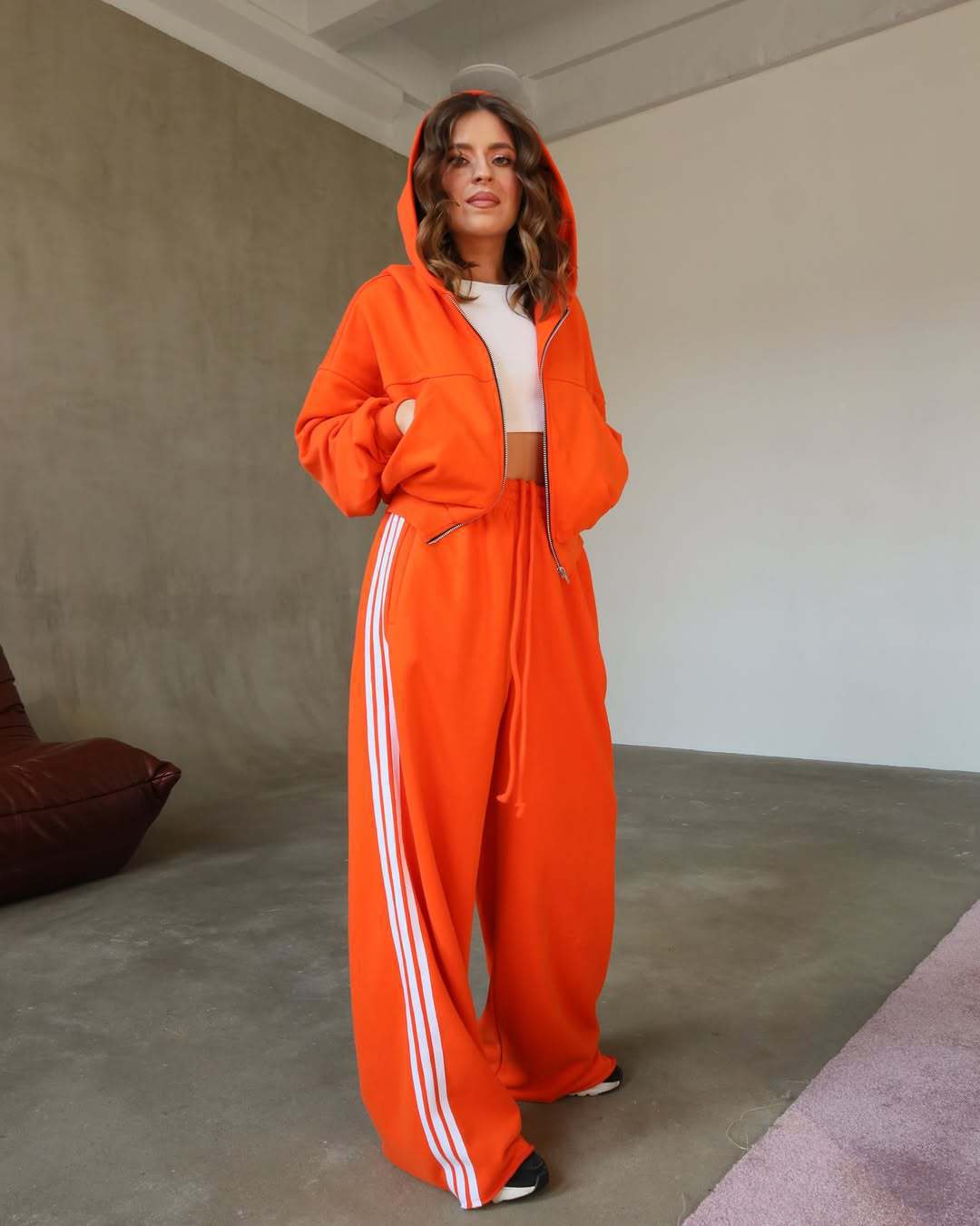 Damen Trendiges Sport-Lounge-Set mit cropped Sweatjacke und weit geschnittenen Jogginghosen EB