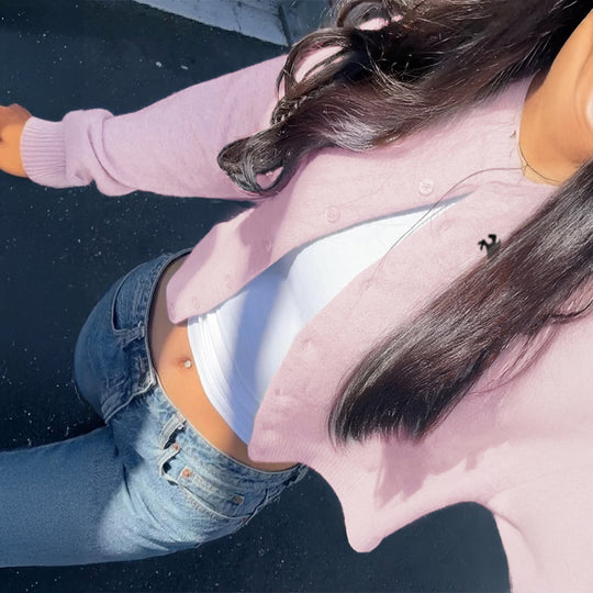 Damen nan kurzes Feinstrick-Cardigan mit Rundhalsausschnitt, durchgehender Knopfleiste und gesticktem Pferde-Logo EB