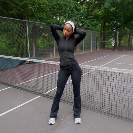 Damen Sportliches Fitness-Outfit mit enganliegendem Langarm-Oberteil und weiten Sporthosen EB