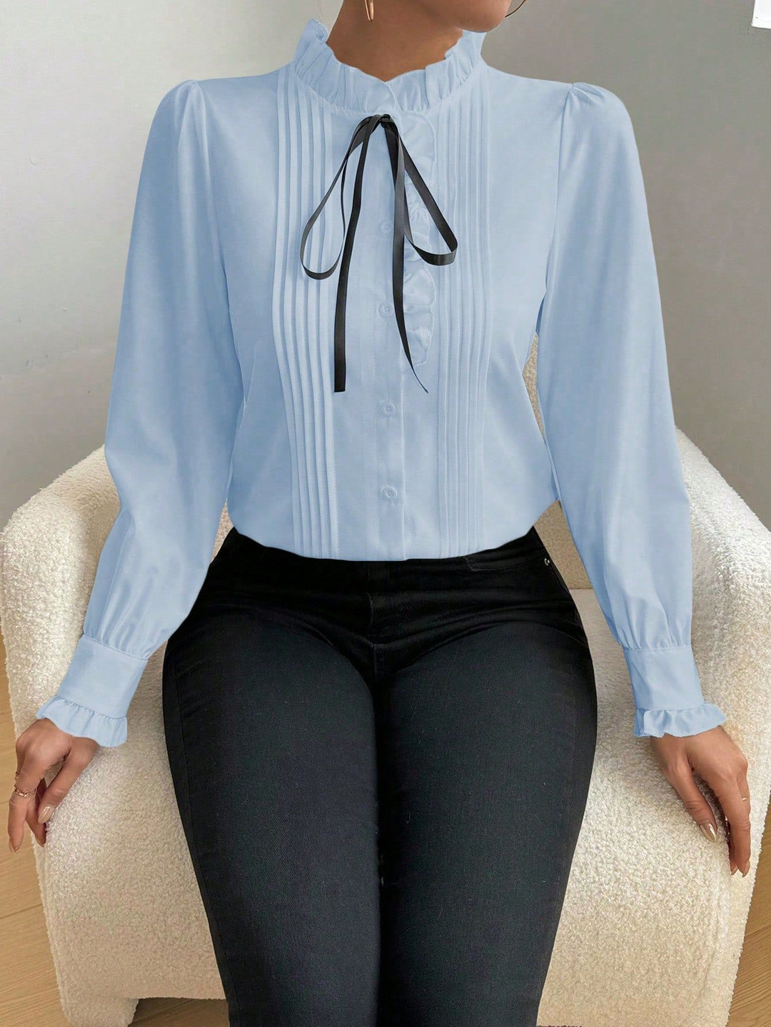 Damen Rüschenbluse mit Stehkragen, Längsfalten und Schleifenband EB