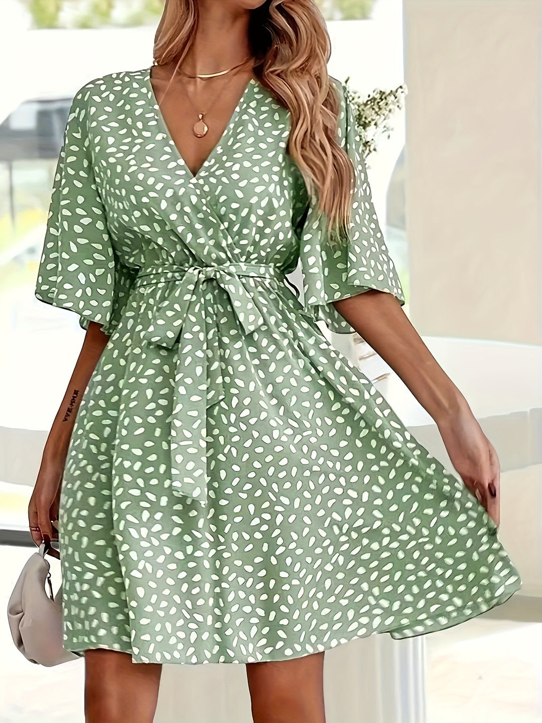 Damen Wickelkleid mit floralen Mustern und schmeichelndem Schnitt EB