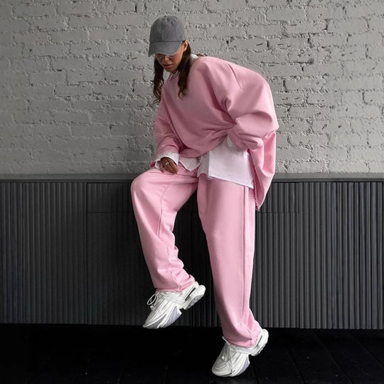 Damen oversized Lounge-Set mit ausgefranstem Saum, extra langem Sweatpullover und weiter hochgeschnittener Jogginghose EB