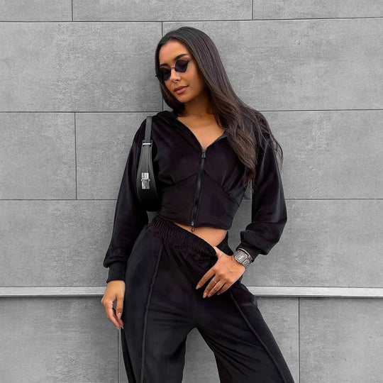 Damen kurzes Kapuzen-Cropped Zip-Sweatshirt mit tailliertem Brustsaum und weiter Velours-Loungehose mit elastischem Bund EB