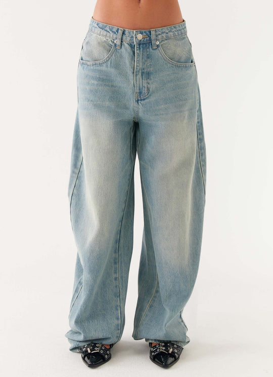 Damen nan oversized Denimjacke mit heller Vintage-Waschung, aufgesetzten Brusttaschen und verlängerten Manschetten EB