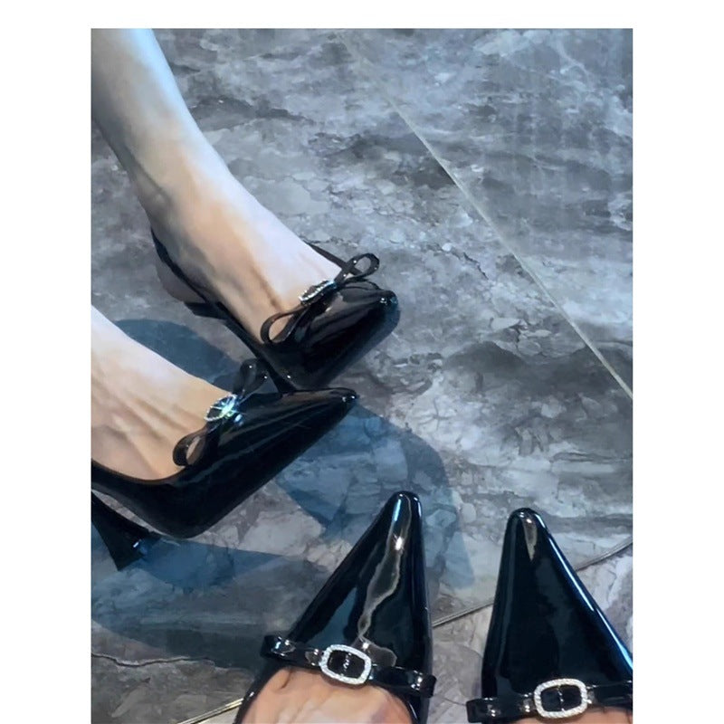 Damen elegante Slingback-Pumps mit glanzvoller Lackoberfläche und funkelndem Schmuckdetail EB