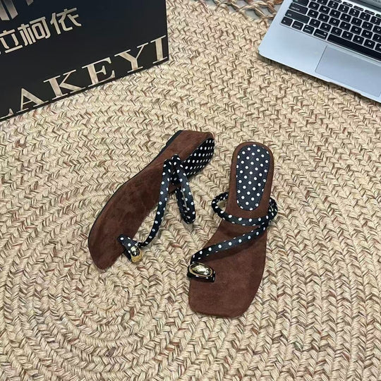 Damen Modische Zehentrenner-Sandalen mit dekorativen Riemen und ergonomischem Fußbett EB