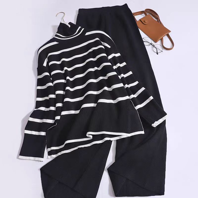 Damen modisches Strickensemble mit feinen Streifen EB