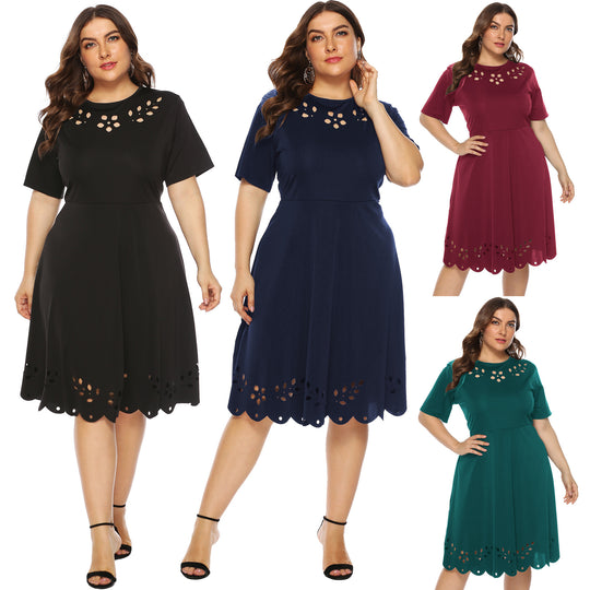 Damen elegantes Kleid mit Ausschnitt und Rüschensaum EB