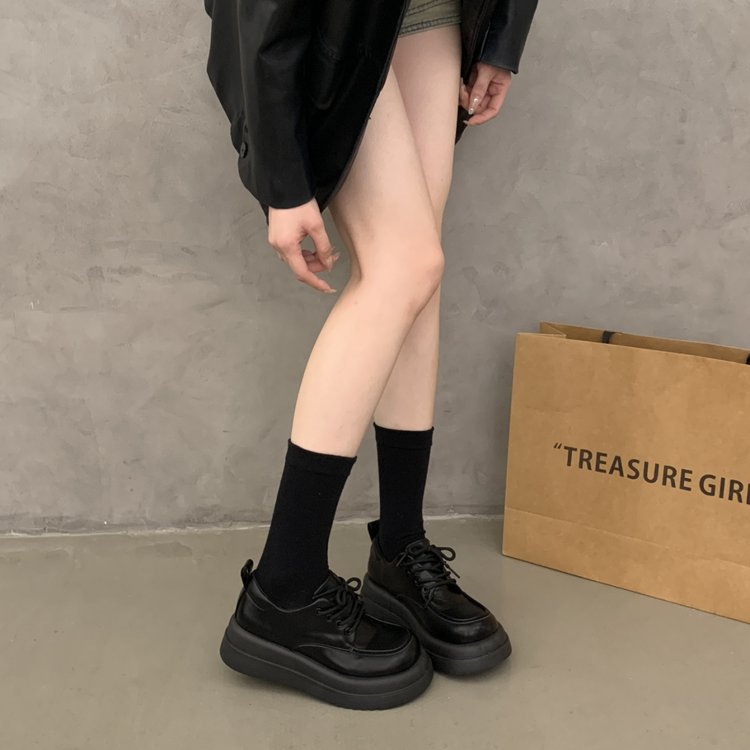 Damen modische Sneaker im urbanen Stil mit robustem Sohlenprofil und eleganten Details EB