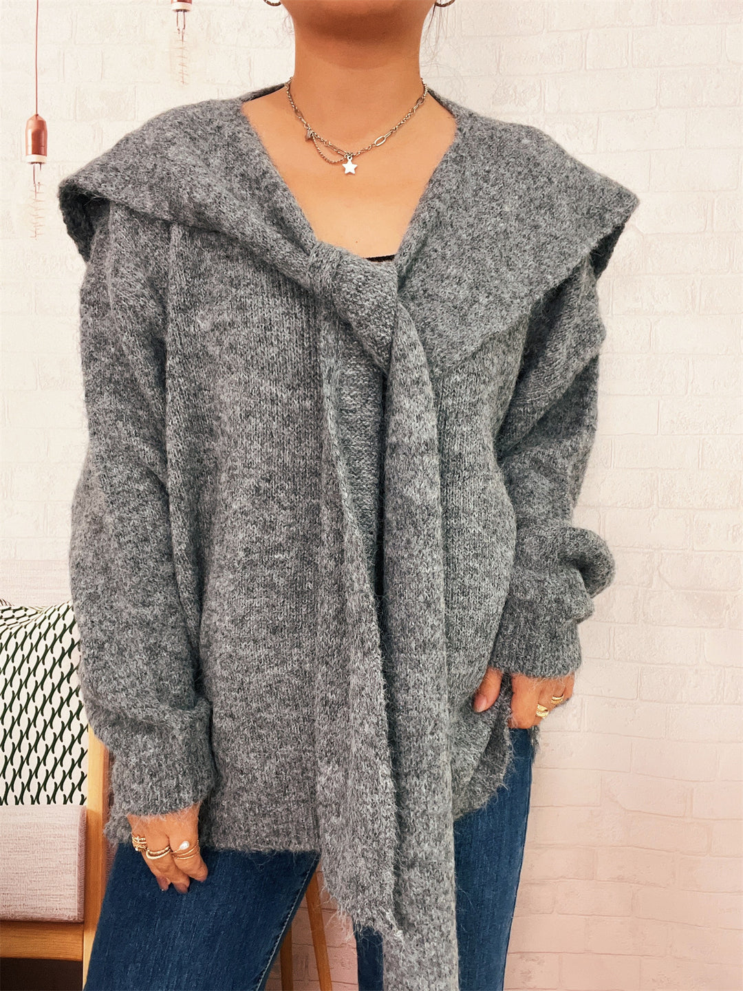 Damen lässiger Strickpullover mit abnehmbarer Kapuze und Knopfdetails EB