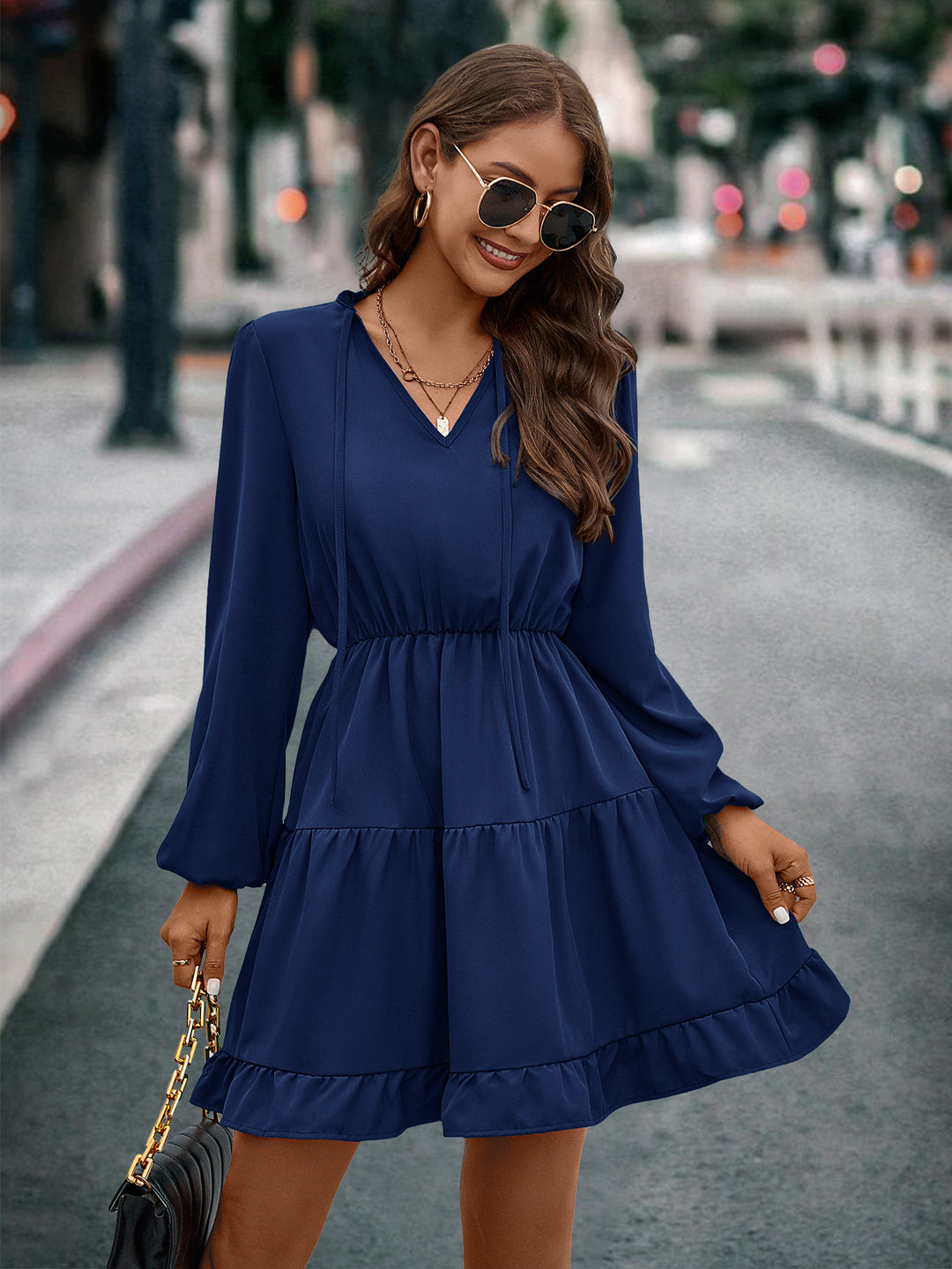 Damen kurzes Kleid mit lässigem Schnitt und Volantdetails EB