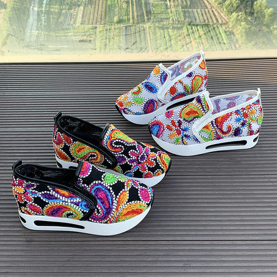 Damen modische Slip-On Sneakers mit buntem Stickdesign EB