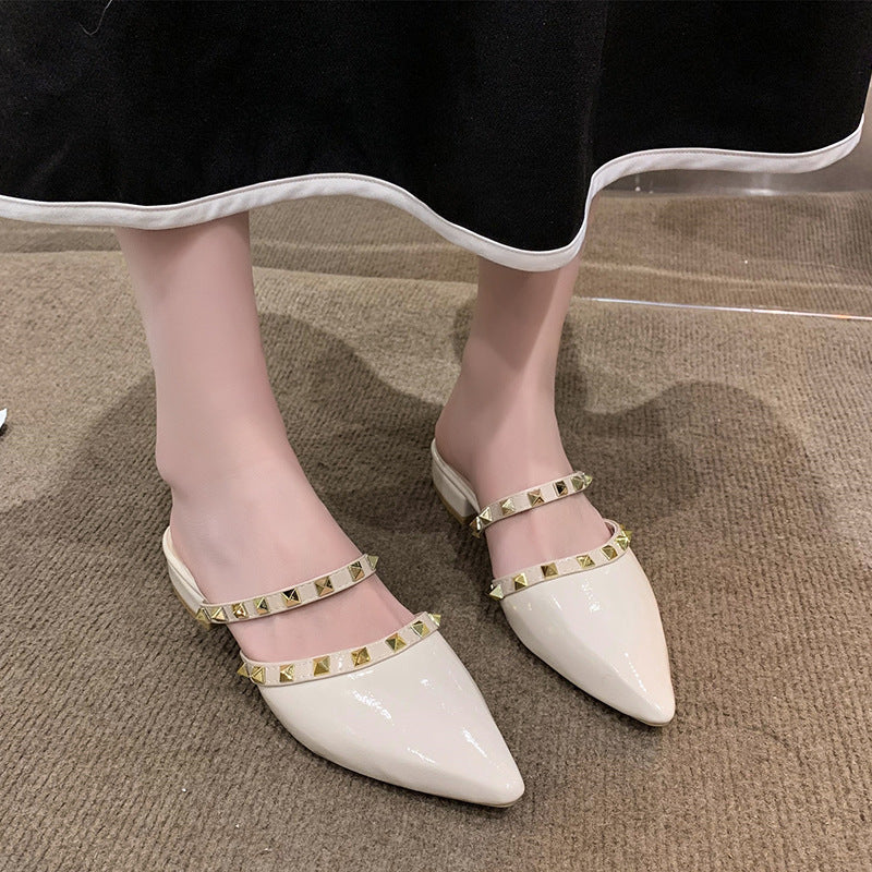 Damen elegante Mules mit modernen Nietenakzenten EB