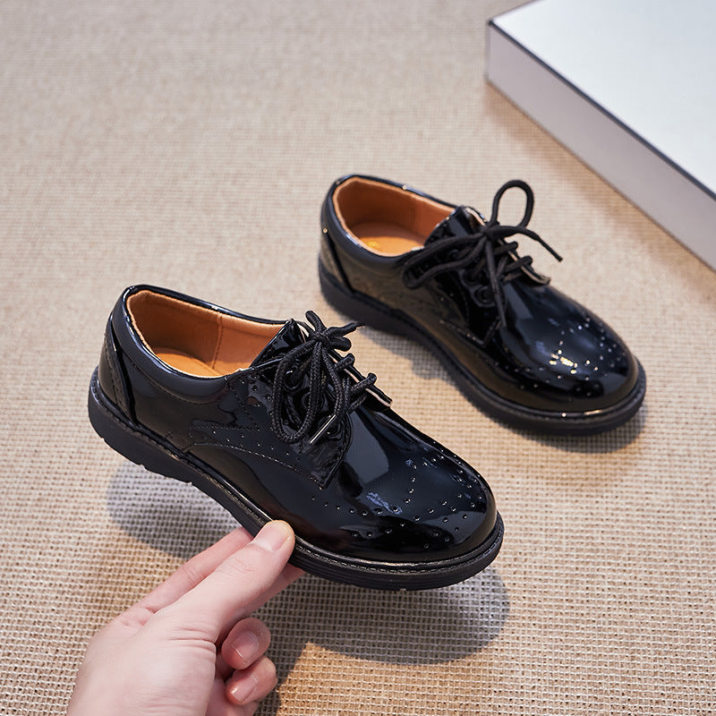 Damen Klassische Lacklederschuhe mit perforierten Details EB