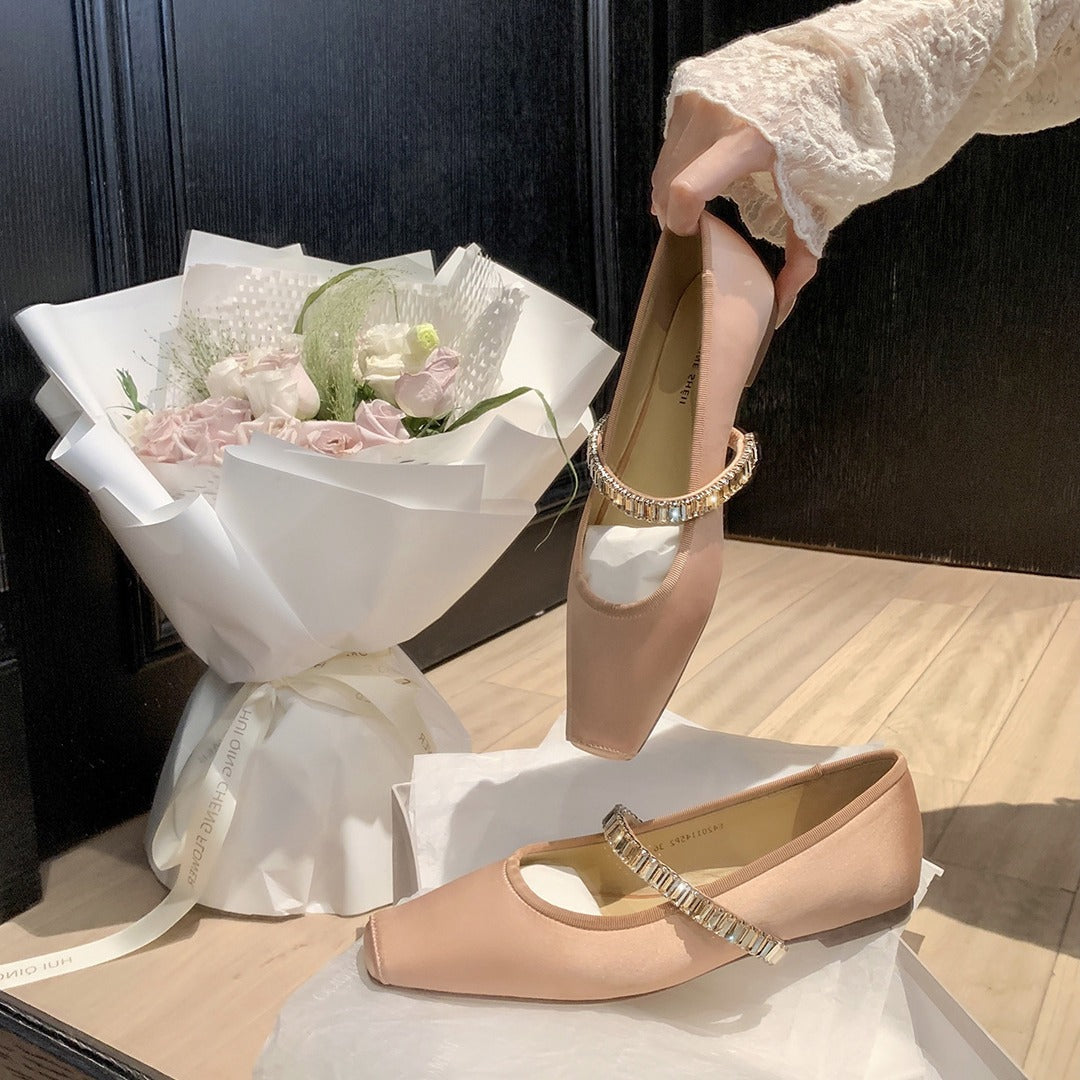 Damen Ballerina-Schuhe mit glanzvollem Obermaterial und bezauberndem Riemen EB