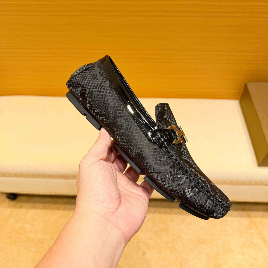 Herren Mokassin mit raffiniertem Schlangenleder-Design und elegantem Metallverschluss EB