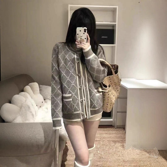 Damen modischer Strickcardigan mit eleganter Rautenmusterstruktur und goldenen Knöpfen EB