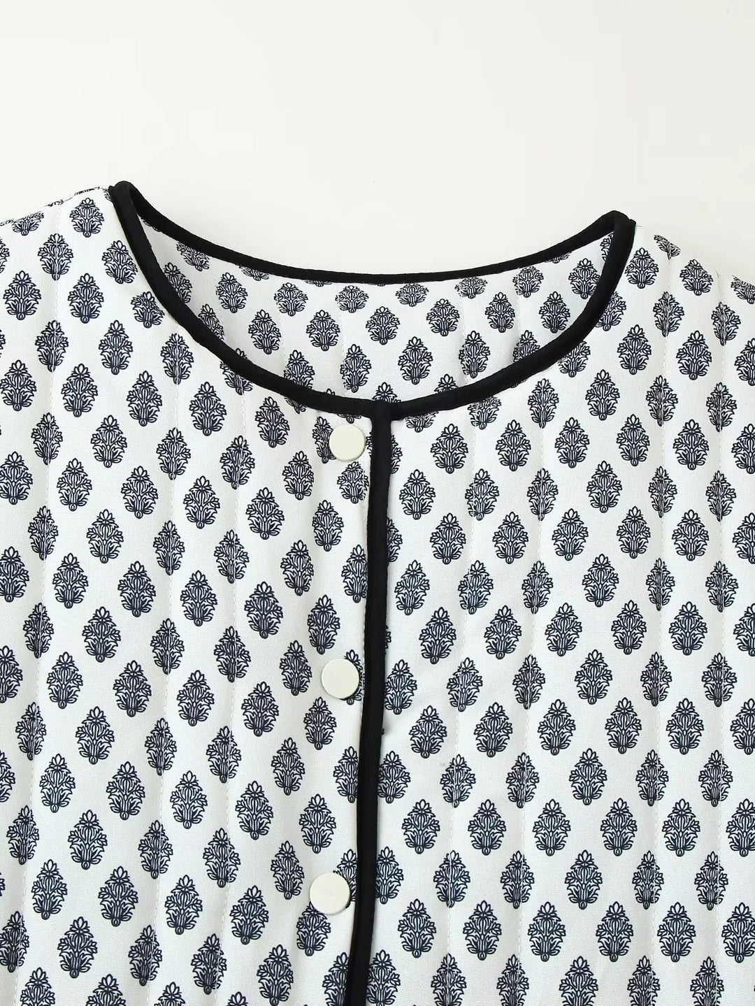 Damen modische kurz geschnittene Jacke mit kontrastierenden Paspeln und praktischen Taschen EB