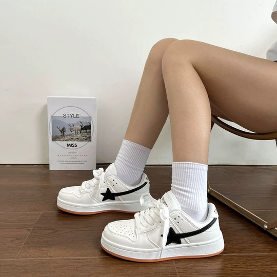 Damen Sneakers im zeitgenössischen Design mit atmungsaktiver Oberflächenstruktur und Gummisohle EB