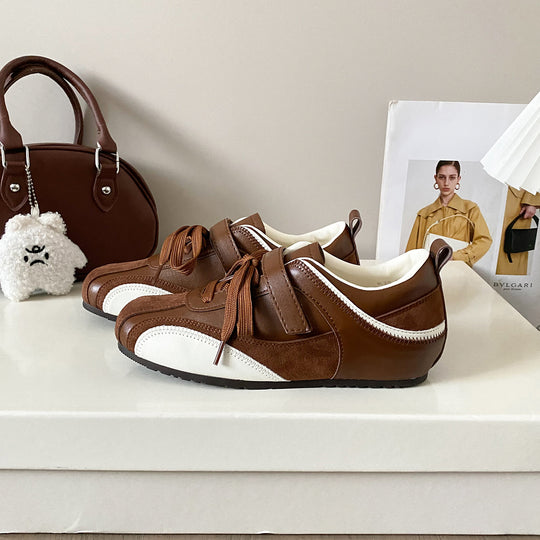 Damen Bequeme Sneaker mit elegantem Obermaterial und modischen Schnürdetails EB