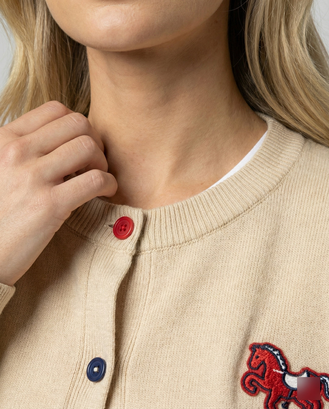 Damen Feinstrickcardigan mit Rundhalsausschnitt, geripptem Saum und Pferde-Applikation EB