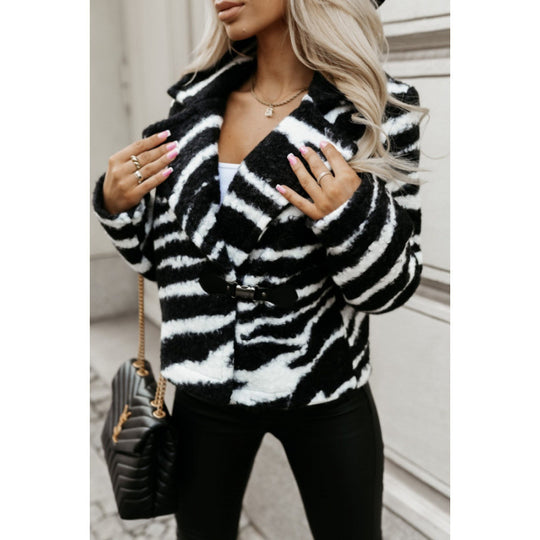 Damen Designer-Fleecejacke mit Leopardenmuster und eleganter Knopfdetail EB