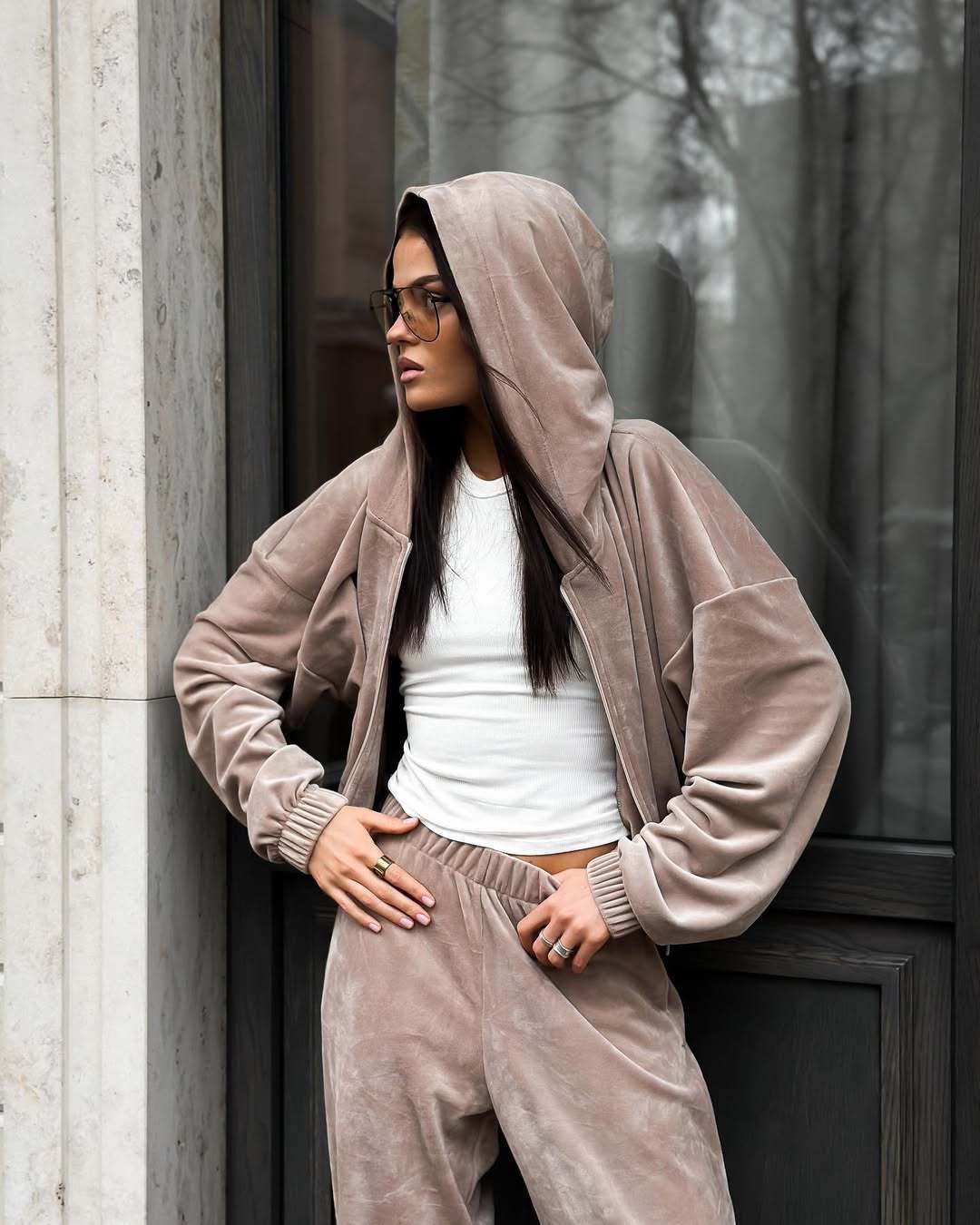 Damen cropped Samt-Zipjacke mit Kapuze und elastischer High-Waist Loungehose EB
