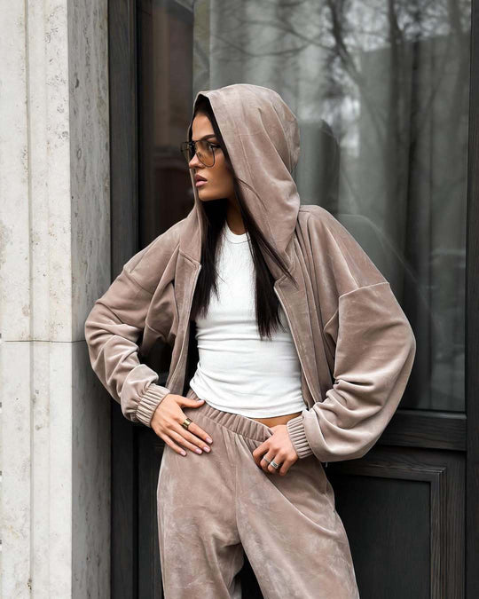 Damen cropped Samt-Zipjacke mit Kapuze und elastischer High-Waist Loungehose EB