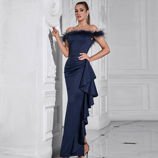 Damen Elegantes Abendkleid mit abnehmbaren Federdetails und asymmetrischem Schnitt EB