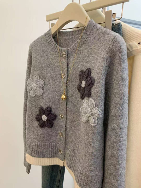 Damen Strickjacke mit floralen Applikationen und eleganten Knopfdetails EB